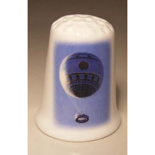 Luchtballon met mand op een porselein vingerhoedje