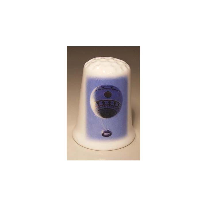 Luchtballon met mand op een porselein vingerhoedje