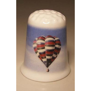 Luchtballon met strepen op een porselein vingerhoedje