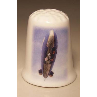 Luchtballon Zeppelin op een porselein vingerhoedje