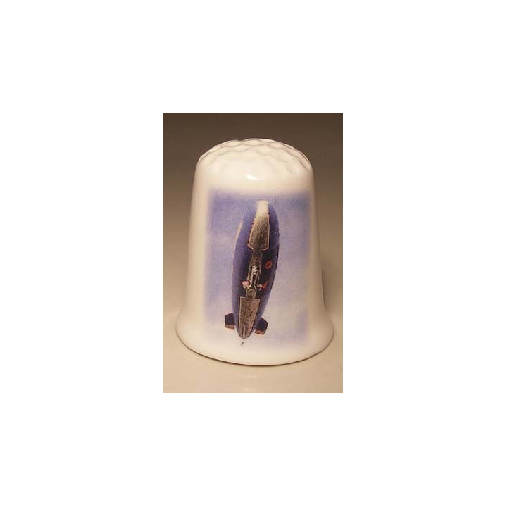 Luchtballon Zeppelin op een porselein vingerhoedje