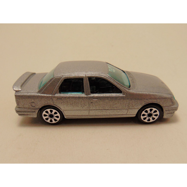 Ford Sierra Sapphire 1:43 Bburago zilverkleurig