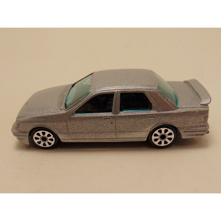 Ford Sierra Sapphire 1:43 Bburago zilverkleurig