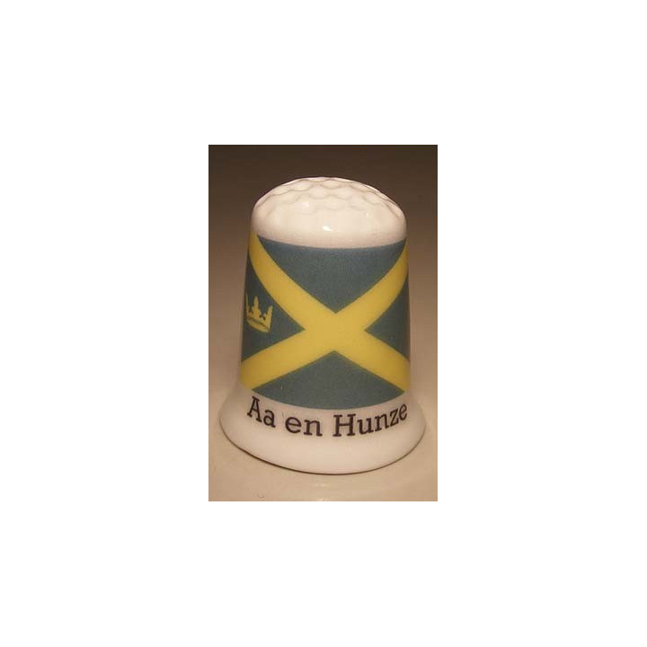Aa en Hunze Nederlandse gemeentevlag op een porselein vingerhoedje