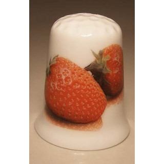 Aardbeien op een porselein vingerhoedje
