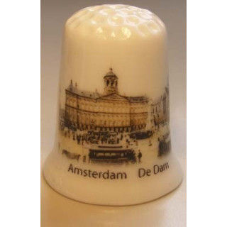 Amsterdam de Dam op een porselein vingerhoedje