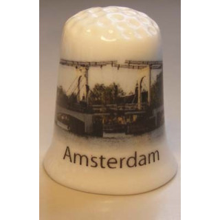 Magere brug in Amsterdam op een vingerhoedje