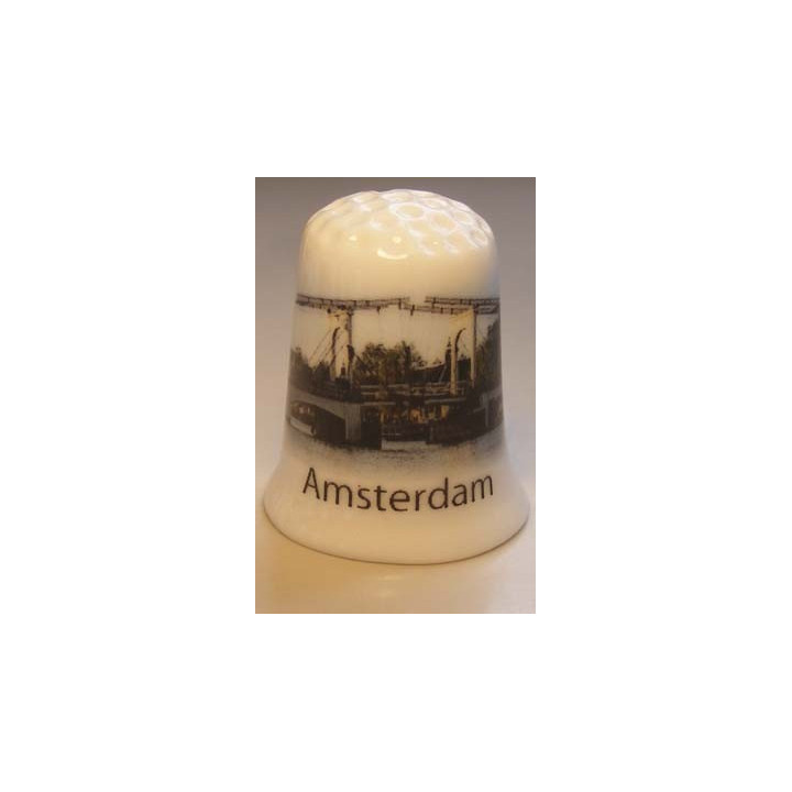 Magere brug in Amsterdam op een vingerhoedje