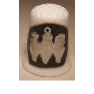 Apen horen zien zwijgen op een porselein vingerhoedje nr04