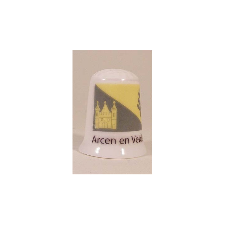 Arcen en Velden Nederlandse gemeentevlag op een porselein vingerhoedje
