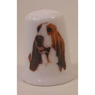 Basset hond op een porselein vingerhoedje