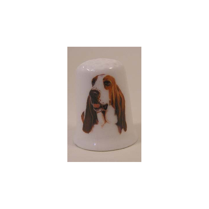Basset hond op een porselein vingerhoedje
