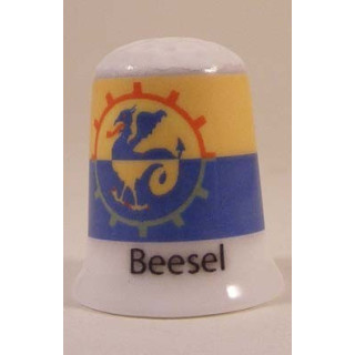 Beesel Nederlandse gemeentevlag op een porselein vingerhoedje