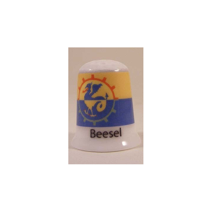 Beesel Nederlandse gemeentevlag op een porselein vingerhoedje