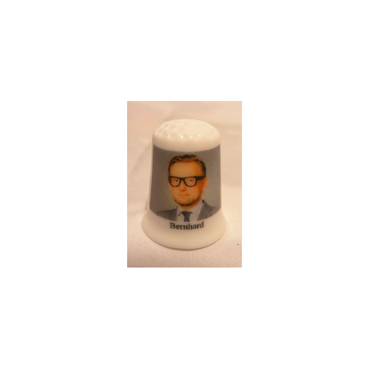 Bernhard Lucas Emmanuel Prins van Oranje Nassau op een vingerhoedje