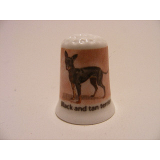 Black and tan terrier hond getekend vingerhoedje