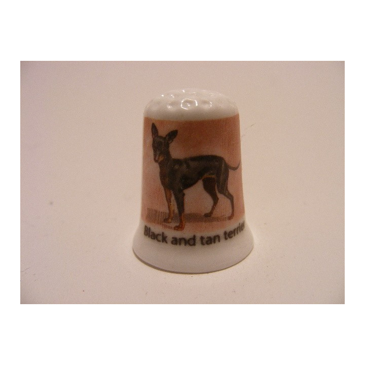 Black and tan terrier getekend op een porselein vingerhoedje