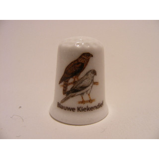 Blauwe kiekendief roofvogel Circus cyaneus op een porselein vingerhoedje