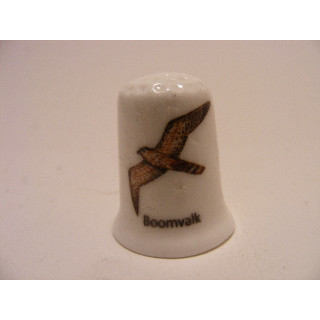 Boomvalk Falco subbuteo op een porselein vingerhoedje
