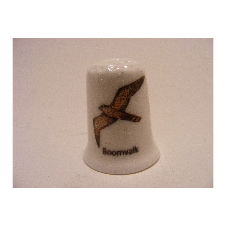 Boomvalk Falco subbuteo op een porselein vingerhoedje