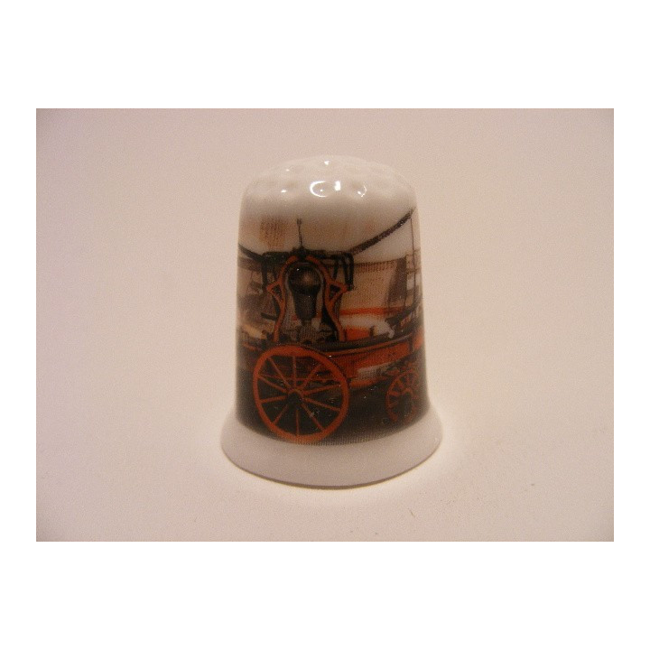 Brandweerauto oud model op een porselein vingerhoedje