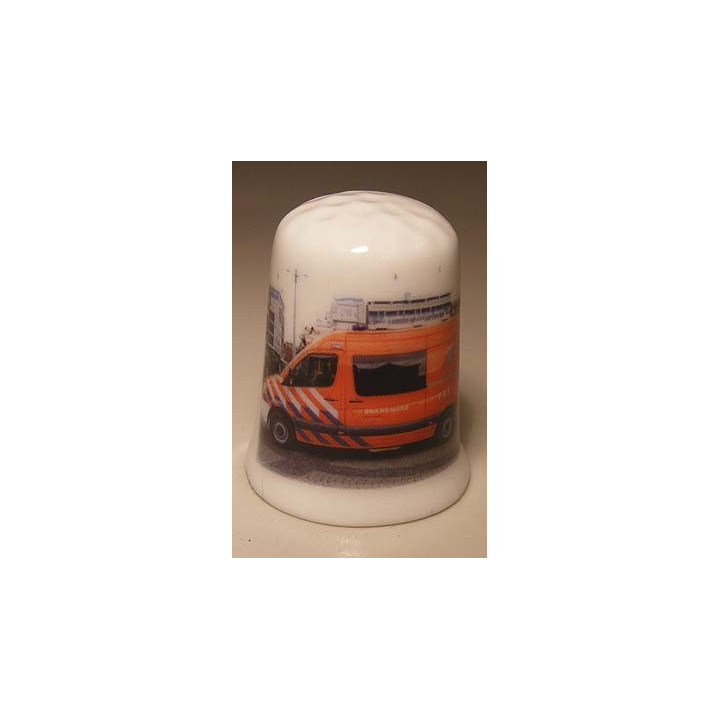 Nederlands brandweerwagen op een vingerhoedje