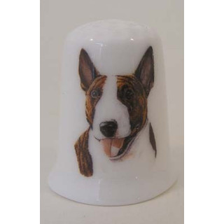 Bull Terrier hond op een porselein vingerhoedje