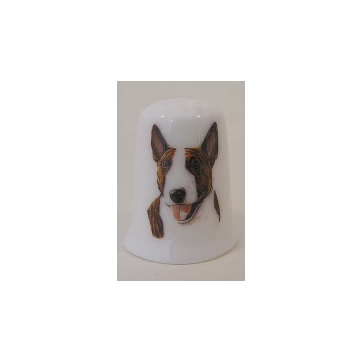 Bull Terrier hond op een porselein vingerhoedje