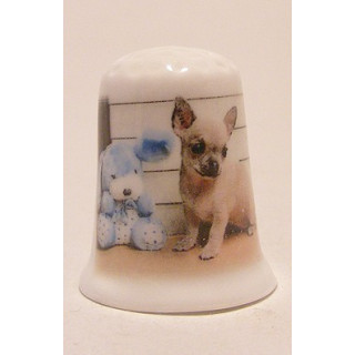 Chihuahua hond met pluche konijn op een porselein vingerhoedje