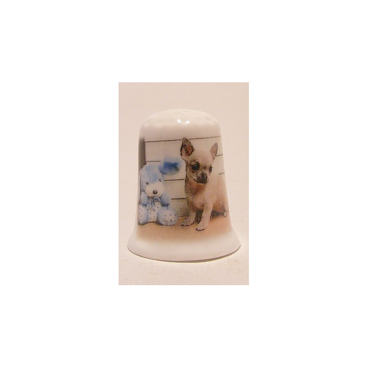 Chihuahua hond met pluche konijn op een porselein vingerhoedje