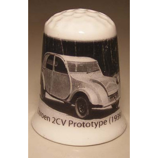 Citroen 2CV Prototype 1939 op een porselein vingerhoedje