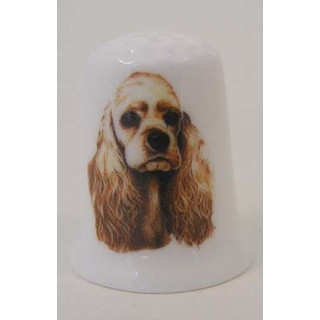 Cocker Spaniel hond op een porselein vingerhoedje Cocker Spaniel hond op een porselein vingerhoedje