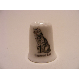 Cyperse kat op een porselein vingerhoedje Cyperse kat op een porselein vingerhoedje