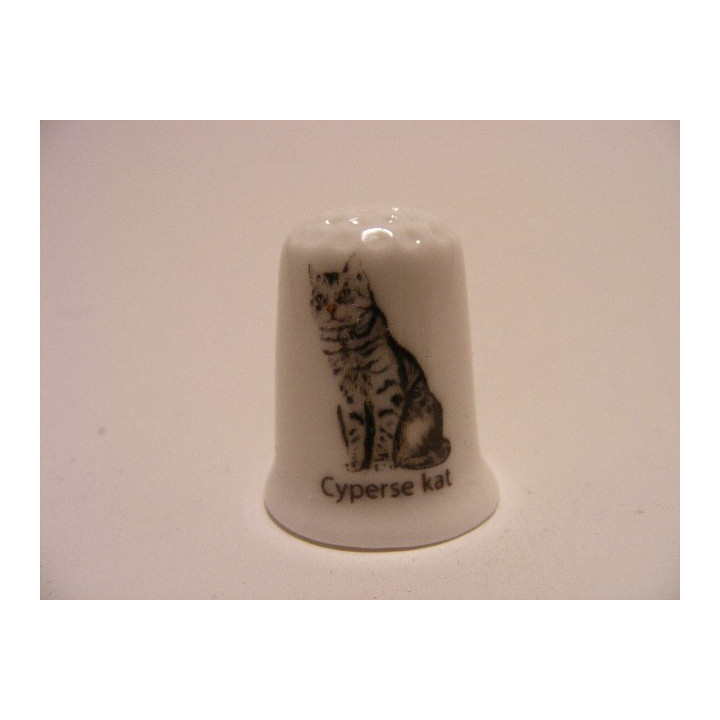 Cyperse kat op een porselein vingerhoedje Cyperse kat op een porselein vingerhoedje