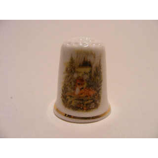 Damhert zittend op het gras afbeelding op een porselein vingerhoedje