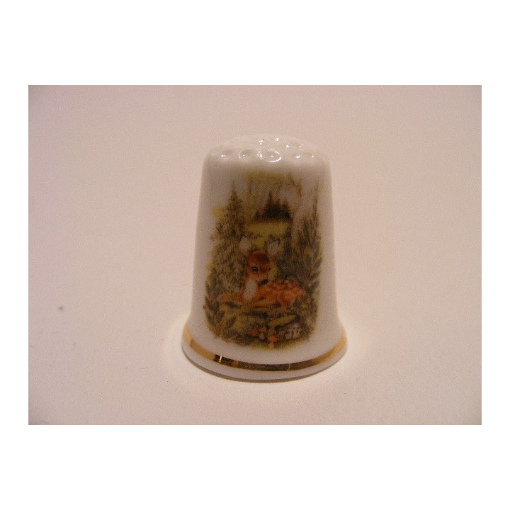 Damhert zittend op het gras vingerhoedje met goudrandje