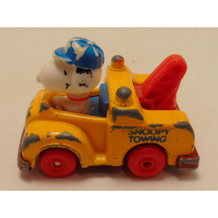 Snoopy in een takelwagen geel