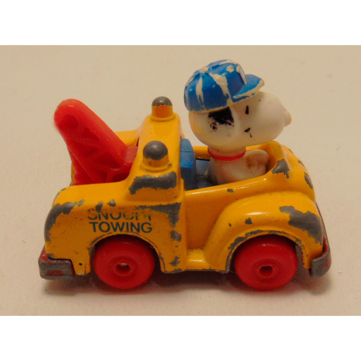 Snoopy in een takelwagen geel