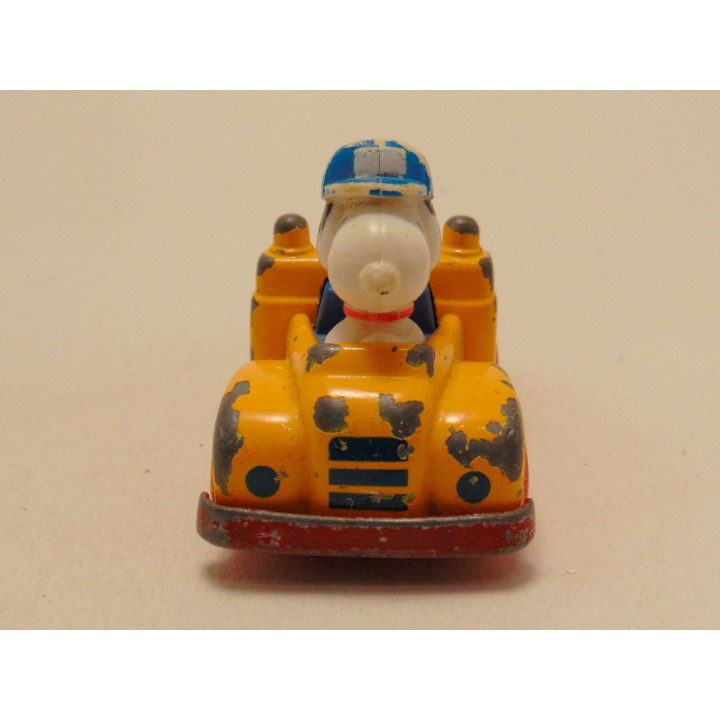Snoopy in een takelwagen geel