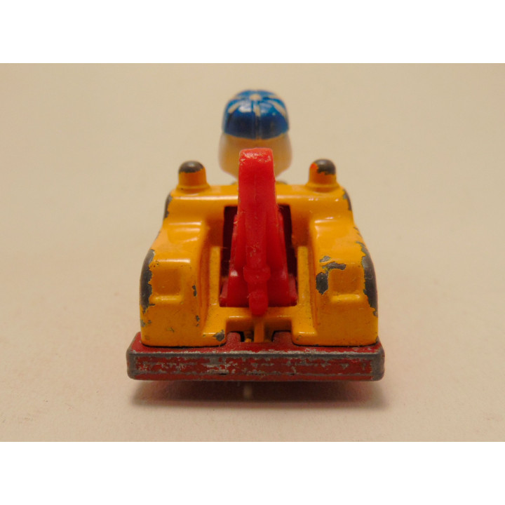 Snoopy in een takelwagen geel