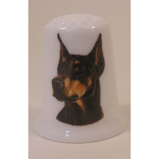 Doberman hond op een porselein vingerhoedje Doberman hond op een porselein vingerhoedje
