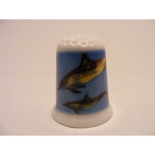 Dolfijnen zwemmen in de oceaan op een porselein vingerhoedje Dolfijnen zwemmen in de oceaan op een porselein vingerhoedje