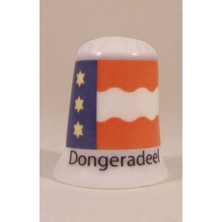 Dongeradeel Nederlandse gemeentevlag op een porselein vingerhoedje