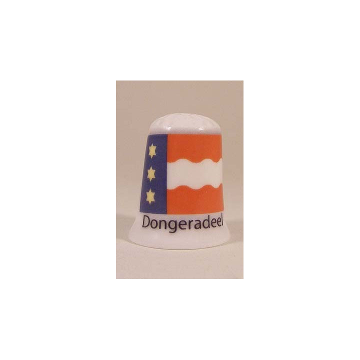 Dongeradeel Nederlandse gemeentevlag op een porselein vingerhoedje