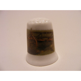 Dorsmachine op een porselein vingerhoedje Dorsmachine op een porselein vingerhoedje