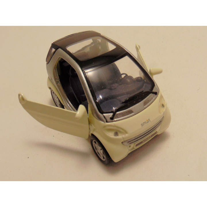 Smart City coupe 1:33 Maisto creme
