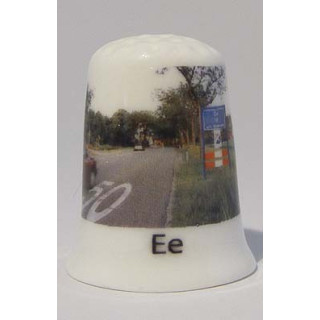 Ee Het Friese dorp op een porselein vingerhoedje