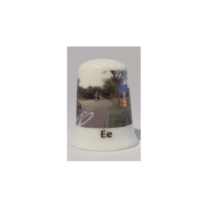 Ee Het Friese dorp op een porselein vingerhoedje