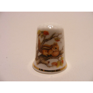 Eekhoorn in boom vingerhoedje met goudrandje