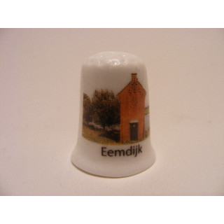 Eemdijk aan de rivier de Eem in de gemeente Bunschoten op een porselein vingerhoedje